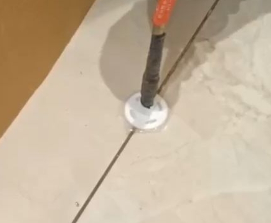 乌马河瓷砖空鼓维修公司专业解答瓷砖在铺贴过程中，如果没有涂抹均匀到位的粘结材料（如水泥砂浆或瓷砖胶），可能会导致以下问题