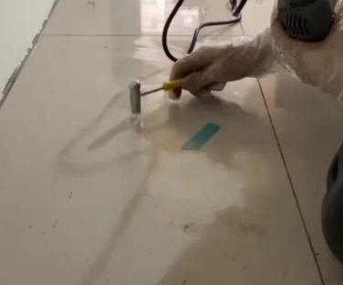 乌马河瓷砖开裂维修公司专业分享瓷砖在铺贴前如果没有沥干水分，将会导致以下问题