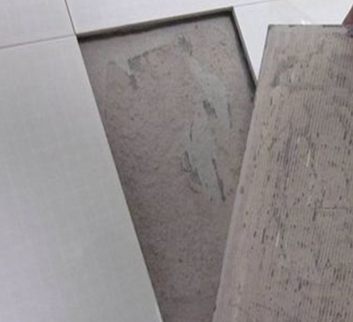 乌马河瓷砖空鼓维修公司分享瓷砖铺贴时如果打浆（即涂抹在瓷砖背面和基层上的砂浆或瓷砖胶）过少，会带来以下问题